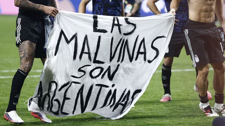 “Las Malvinas son argentinas y las vamos a recuperar en el plano diplomático”, dijo Milei sobre la bandera que mostraron los jugadores