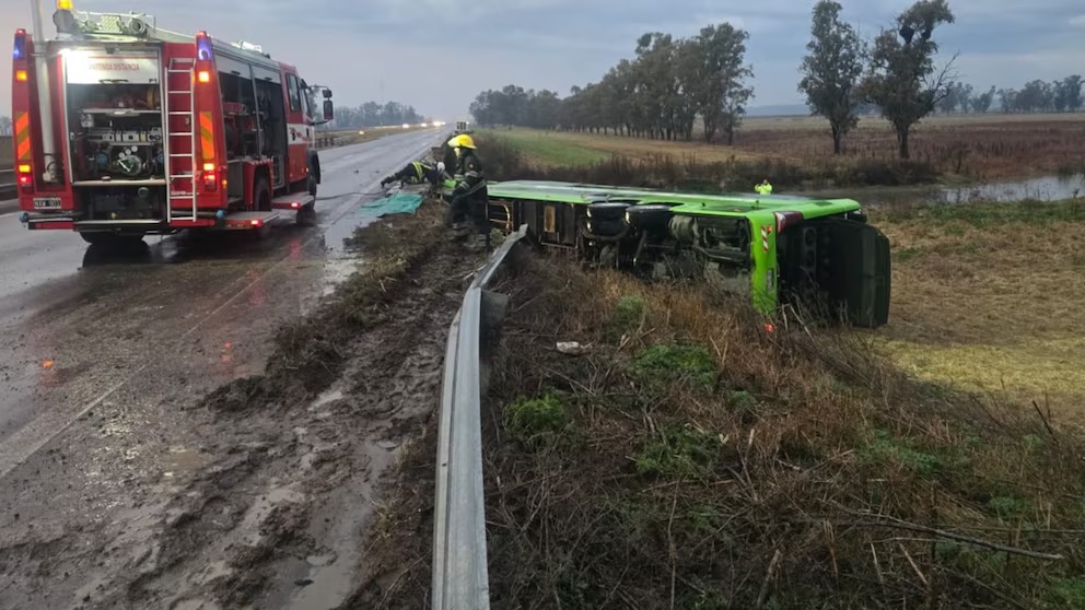 Un colectivo cayó de un puente en la Ruta 7 y hay varios heridos