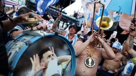 Times Square se viste de celeste y blanco: esperan un banderazo histórico con más de 10.000 argentinos antes de la Final del Mundial