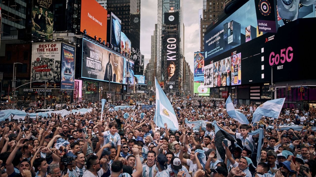 El multitudinario banderazo de los hinchas argentinos en Times Square antes de la Final del Mundial