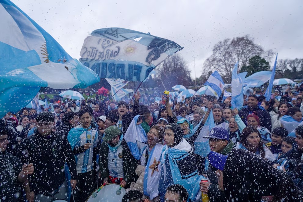 La Selección Argentina llegó al país: una multitud saluda al plantel afuera de Ezeiza