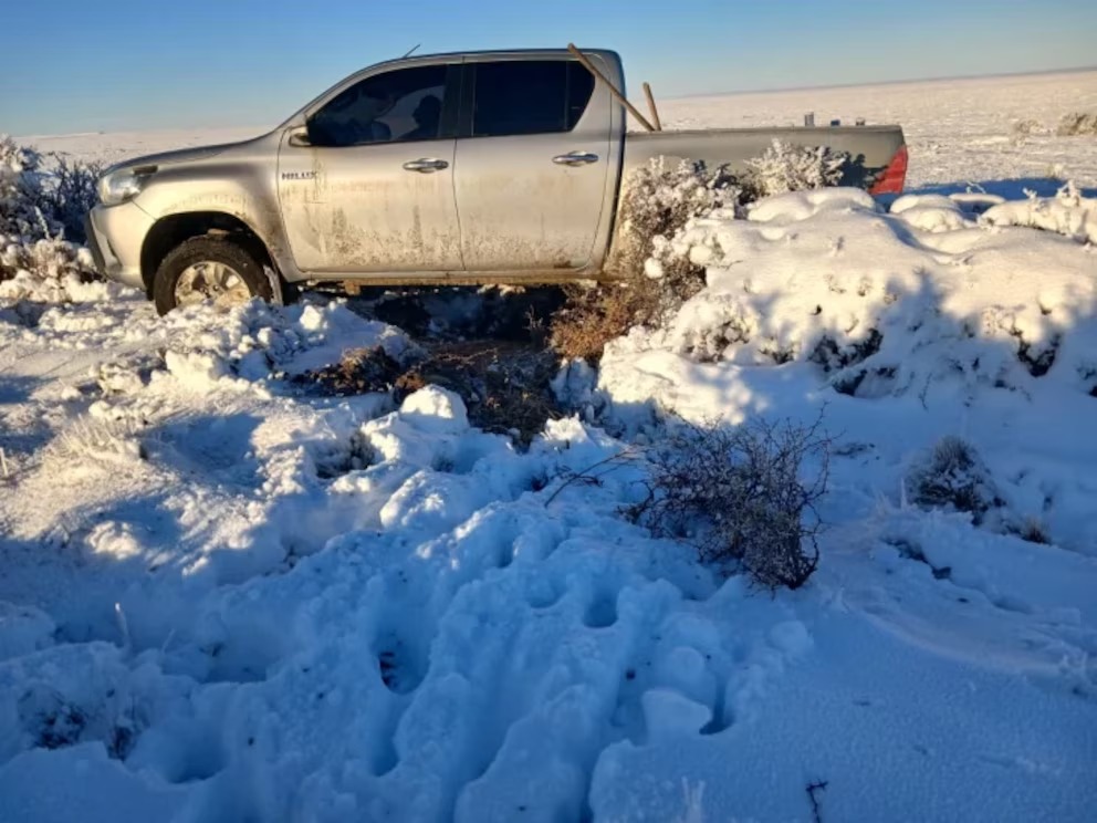 Rescate extremo en Santa Cruz: una pareja estuvo más de 40 horas atrapada en su camioneta por la nieve y con -22°C