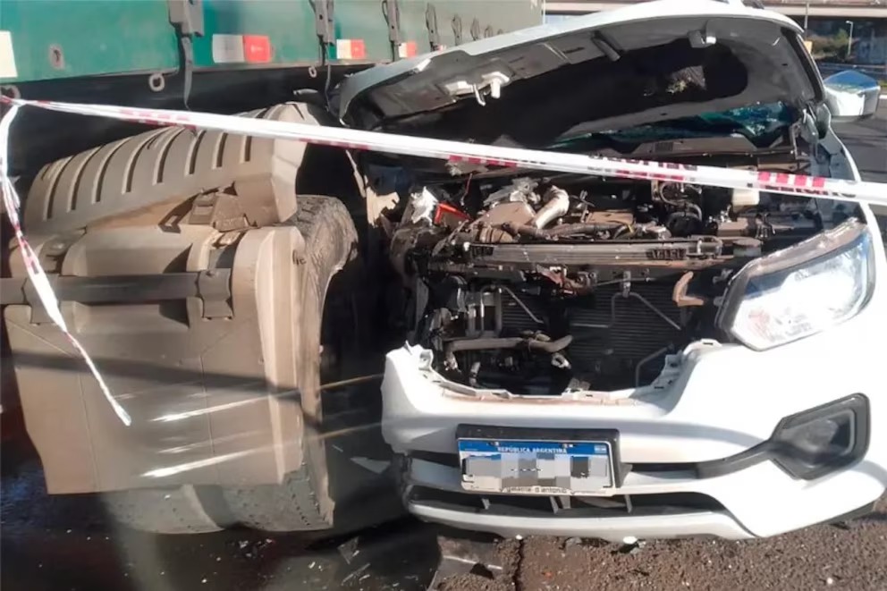 Trágico choque entre una camioneta y un camión en la Ruta 14: una mujer y su hijo murieron