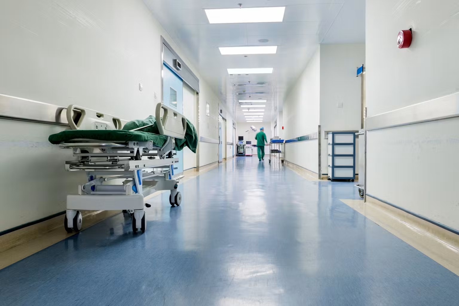 Investigan la muerte de un enfermero en un hospital: tenía una jeringa clavada en el abdomen