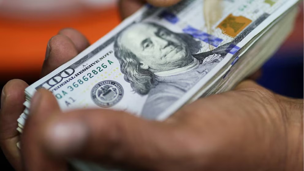 Habilitan cuentas sueldo en dólares para que las empresas puedan pagar salarios en moneda extranjera