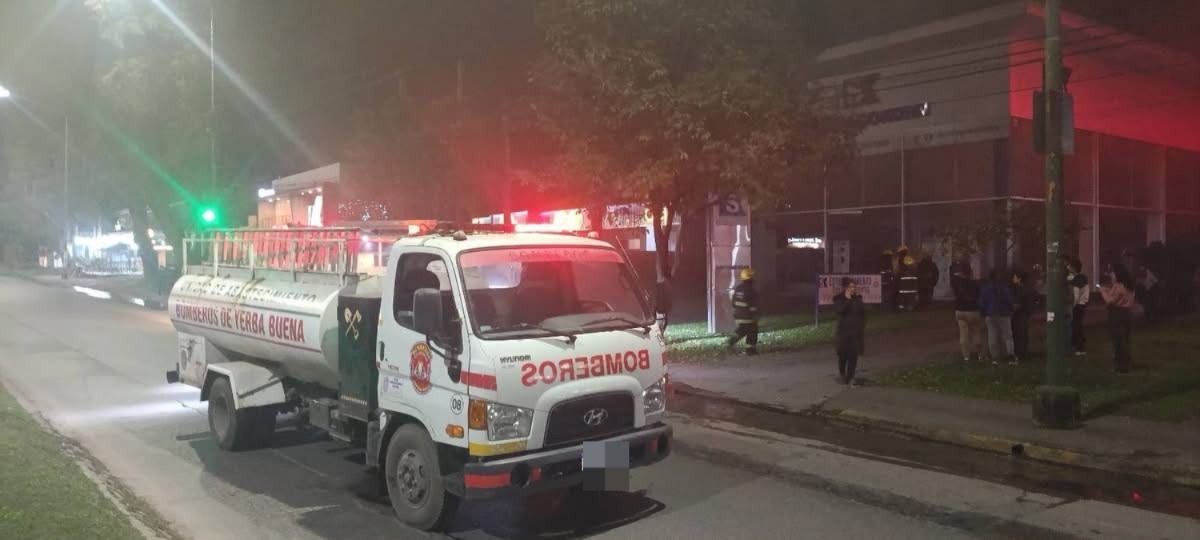 Controlaron un incendio en un local comercial de Yerba Buena y evitaron que las llamas se propagaran