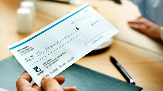 Milei impulsa la eliminación gradual del impuesto al cheque y ya le puso plazo
