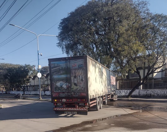 Tucumán: un camión quedó enganchado con la “maraña” de cables aéreos y derribó dos postes en avenida Independencia