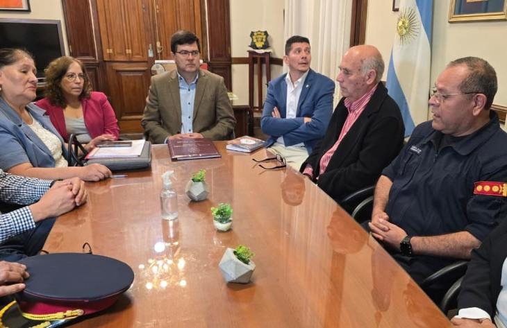 El Gobierno de Tucumán recibió a los Bomberos Voluntarios: subsidios, seguros y equipamientos