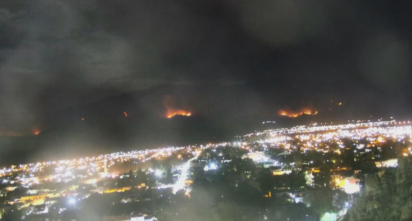 Incendios en las sierras de La Rioja: las llamas consumieron casi 900 hectáreas y la situación se agrava por los fuertes vientos