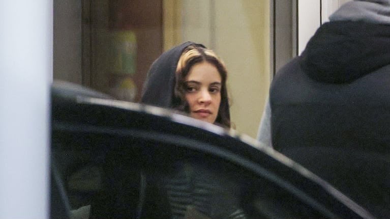 Rosalía llegó a la Argentina en medio de un fuerte operativo de seguridad tras la polémica por un video