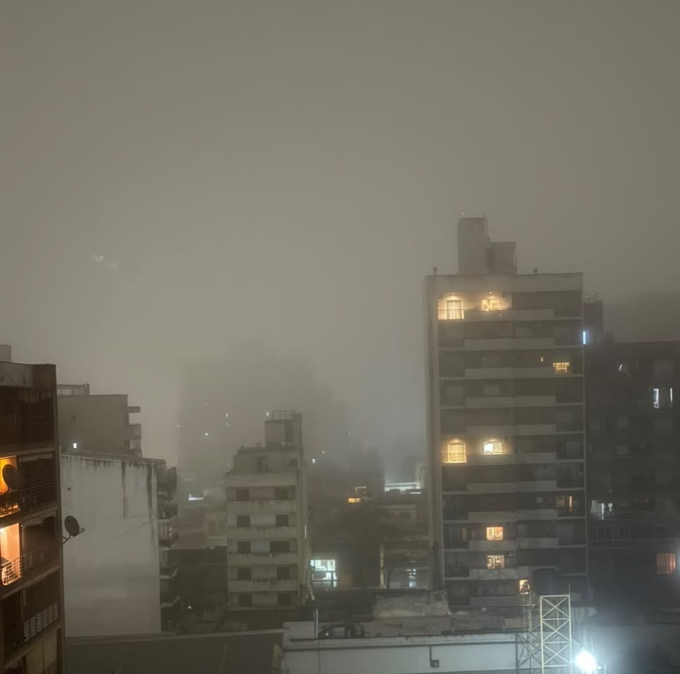 Noche londinense en San Miguel de Tucumán: la neblina abrió paso al último día de julio