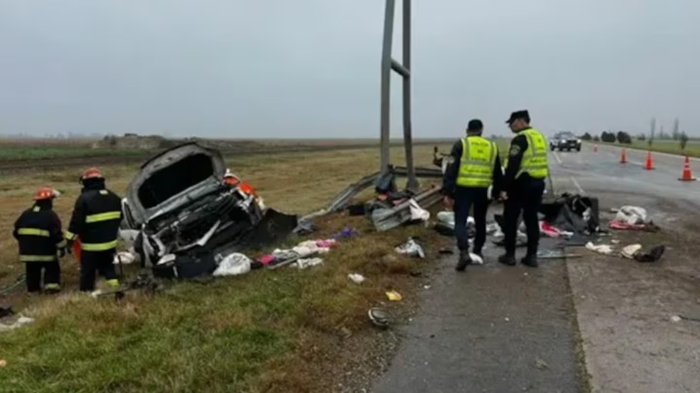 Accidente fatal en la autopista Córdoba-Rosario: una camioneta perdió el control, chocó contra un cartel y murieron tres personas