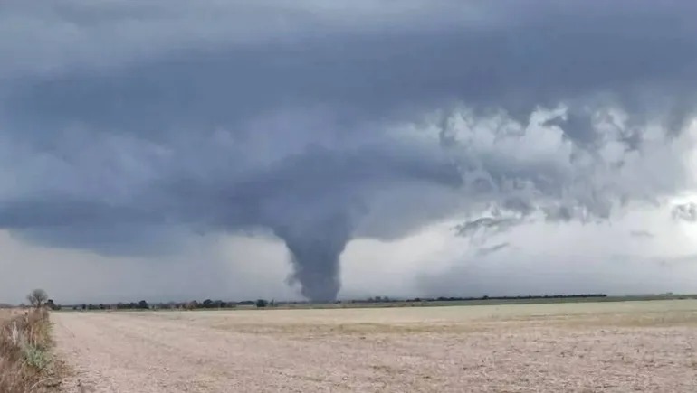 Un tornado arrasó con campos de Santa Fe dejando árboles caídos y voladura de techos