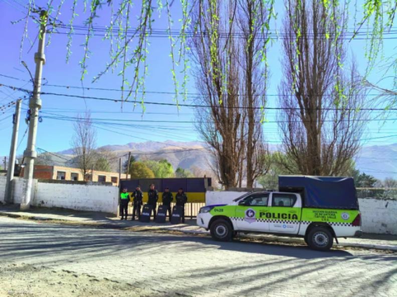 Tucumán: hallan muerto a un joven atascado en el ventiluz de un club en El Mollar