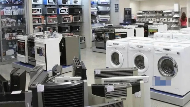 Desde que asumió el Gobierno de Milei, la ropa y los electrónicos se abarataron 50%, según un estudio privado