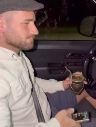 Imbecilidad: un senador se grabó usando el teléfono y tomando mate mientras manejaba su camioneta por la ruta