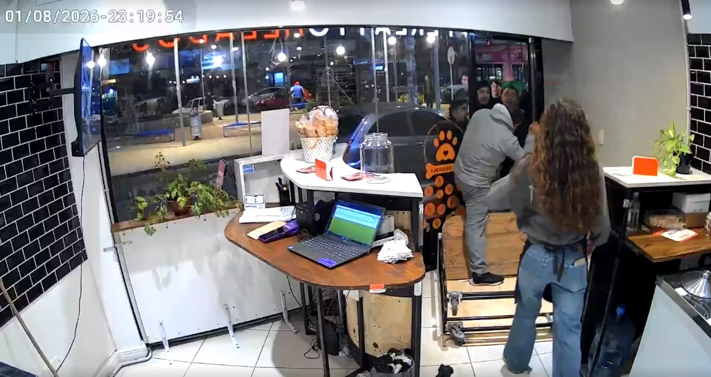 Una empleada de una heladería se defendió de un violento intento de robo y los vecinos detuvieron al ladrón