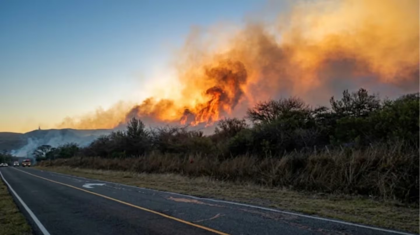 Gran incendio golpea a Catamarca: cortaron una ruta y un intenso operativo busca frenar el avance del fuego