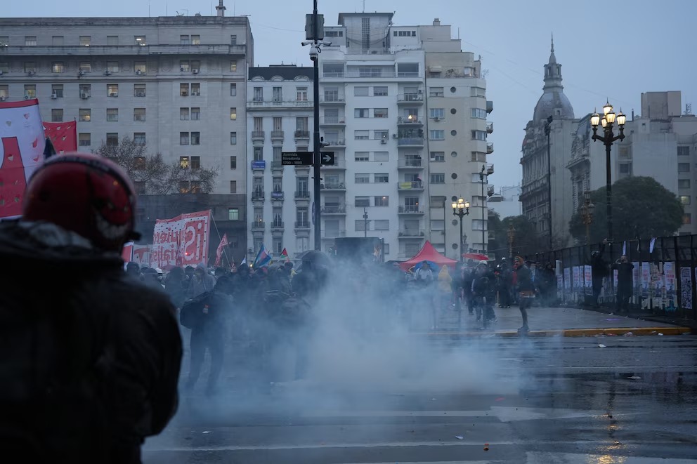 Una vez más: violentos ocasionan incidentes y destrozos alrededor del Congreso Nacional