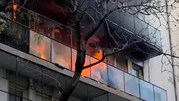 Gran incendio en un edificio lindero a donde vive Cristina K
