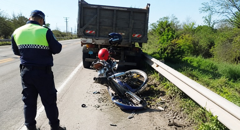 Tucumán: se tiraron de la moto en movimiento segundos antes de ser aplastados por un camión