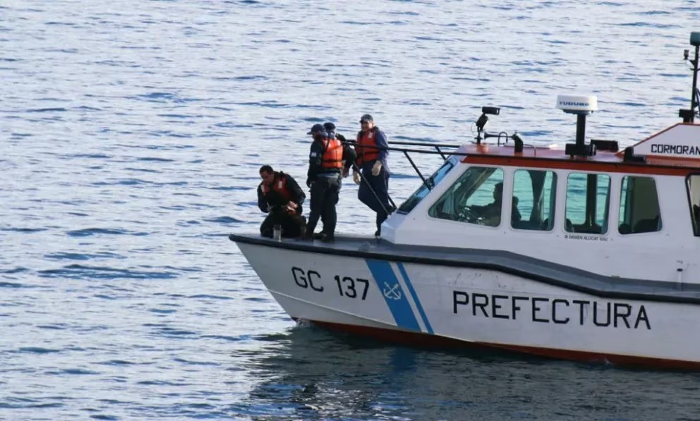 Trágico accidente: un auto despistó, cayó al lago Nahuel Huapi y murió una niña de 3 años