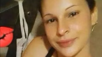 Una mujer de 26 años fue asesinada a puñaladas por su pareja frente a sus tres hijos