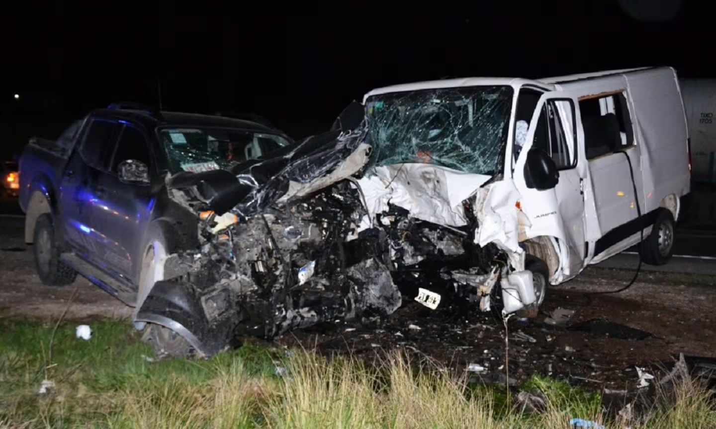 Una combi con estudiantes de la UTN chocó con una camioneta en la Ruta 33: murió una persona y hay diez heridos