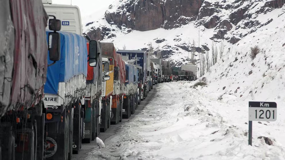 Miles de camiones varados en la Patagonia por la nieve: los transportistas obligados a permanecer durante días en sus vehículos