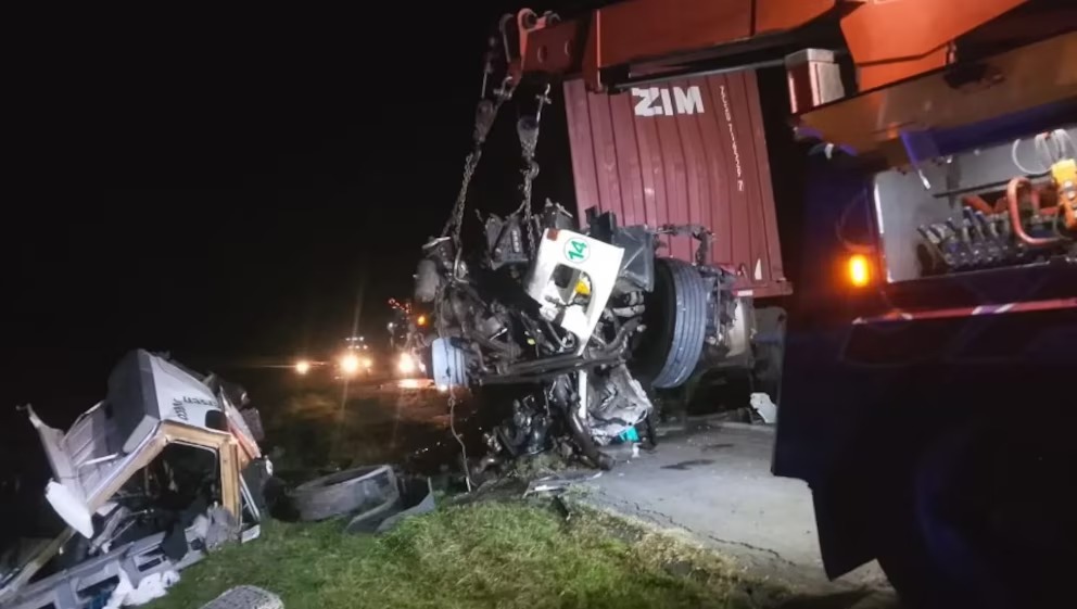 Un camión chocó a otro de atrás en la Ruta 14 y quedó con la cabina destruida