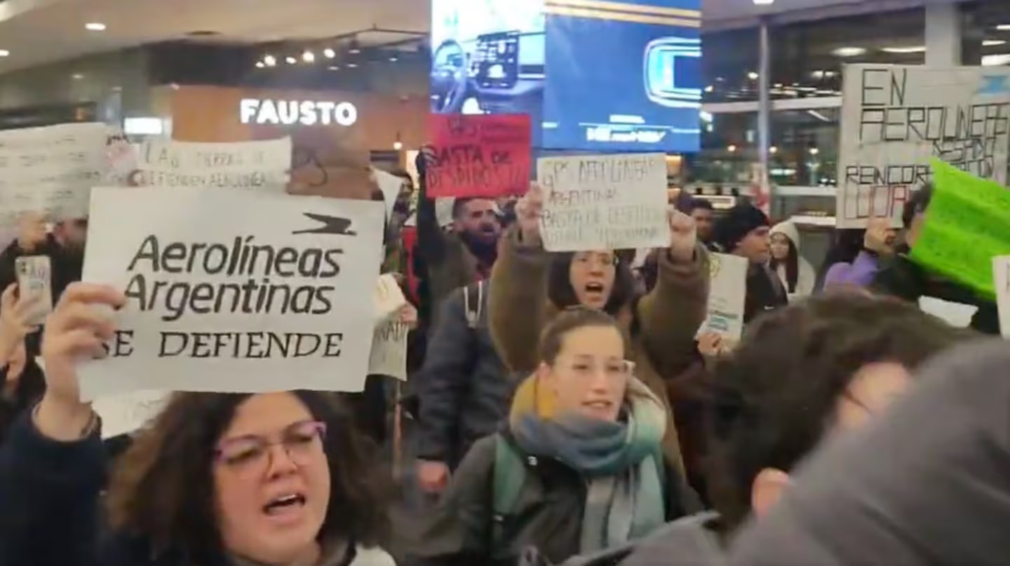 Demoras en Aeroparque: una protesta por un despido provoca inconvenientes en la principal estación del país