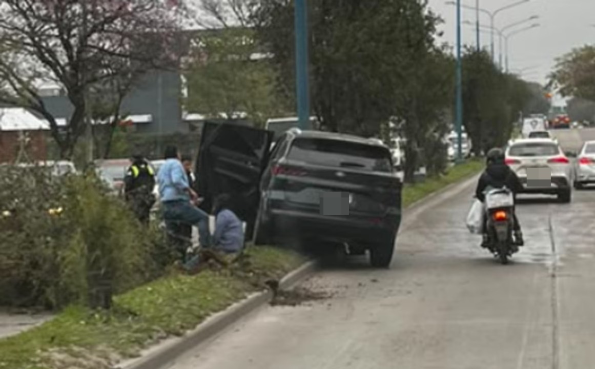 Tucumán: una camioneta chocó contra una columna de luz