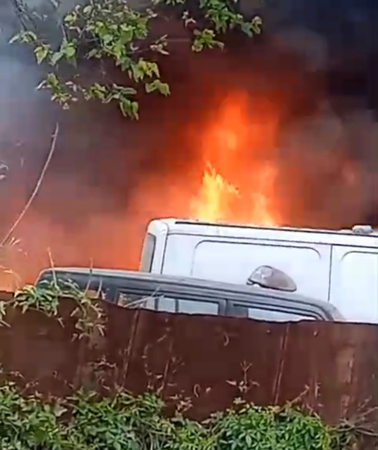 Tucumán: se incendió una gomería en Canal Sur y Avenida Colón. Video