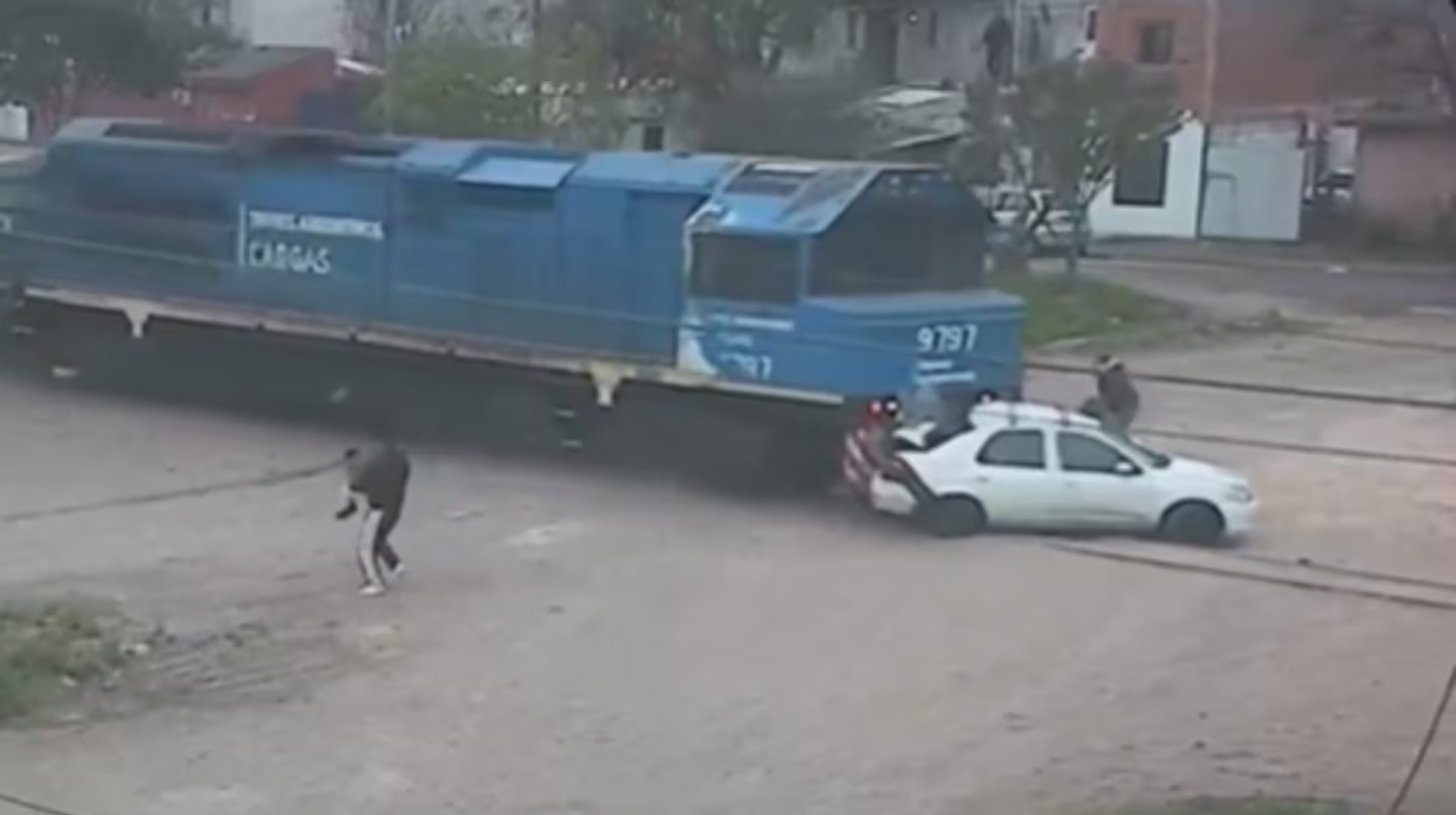 Desesperación: cinco personas lograron salir de un auto antes de que un tren las arrollara, pero una mujer quedó atrapada