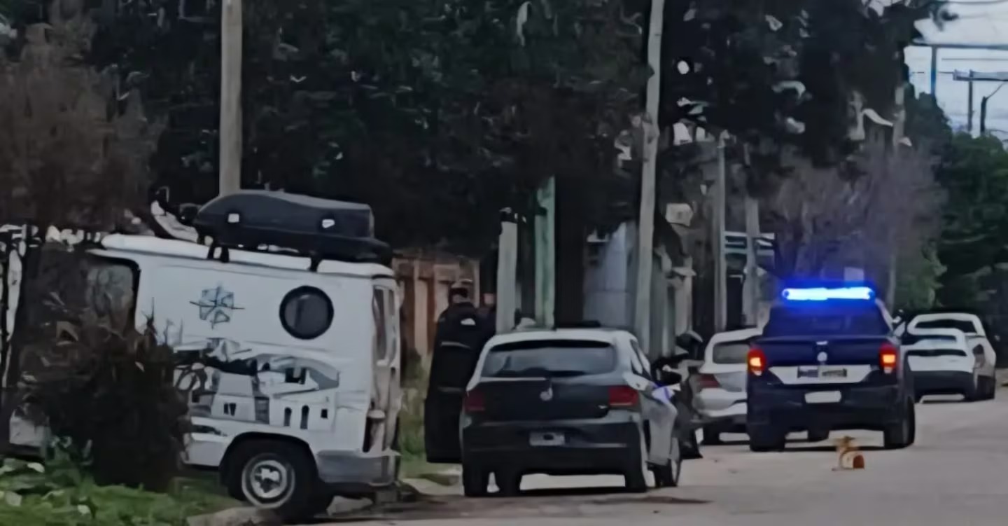 Encontraron a una mujer ahorcada en el baño de su casa y detuvieron a su novio