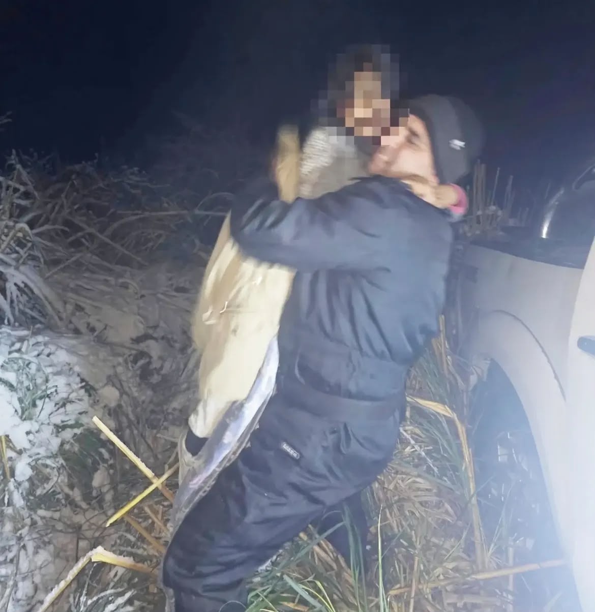 Tucumán: policías rescataron a cinco personas tras caer una camioneta al vacío