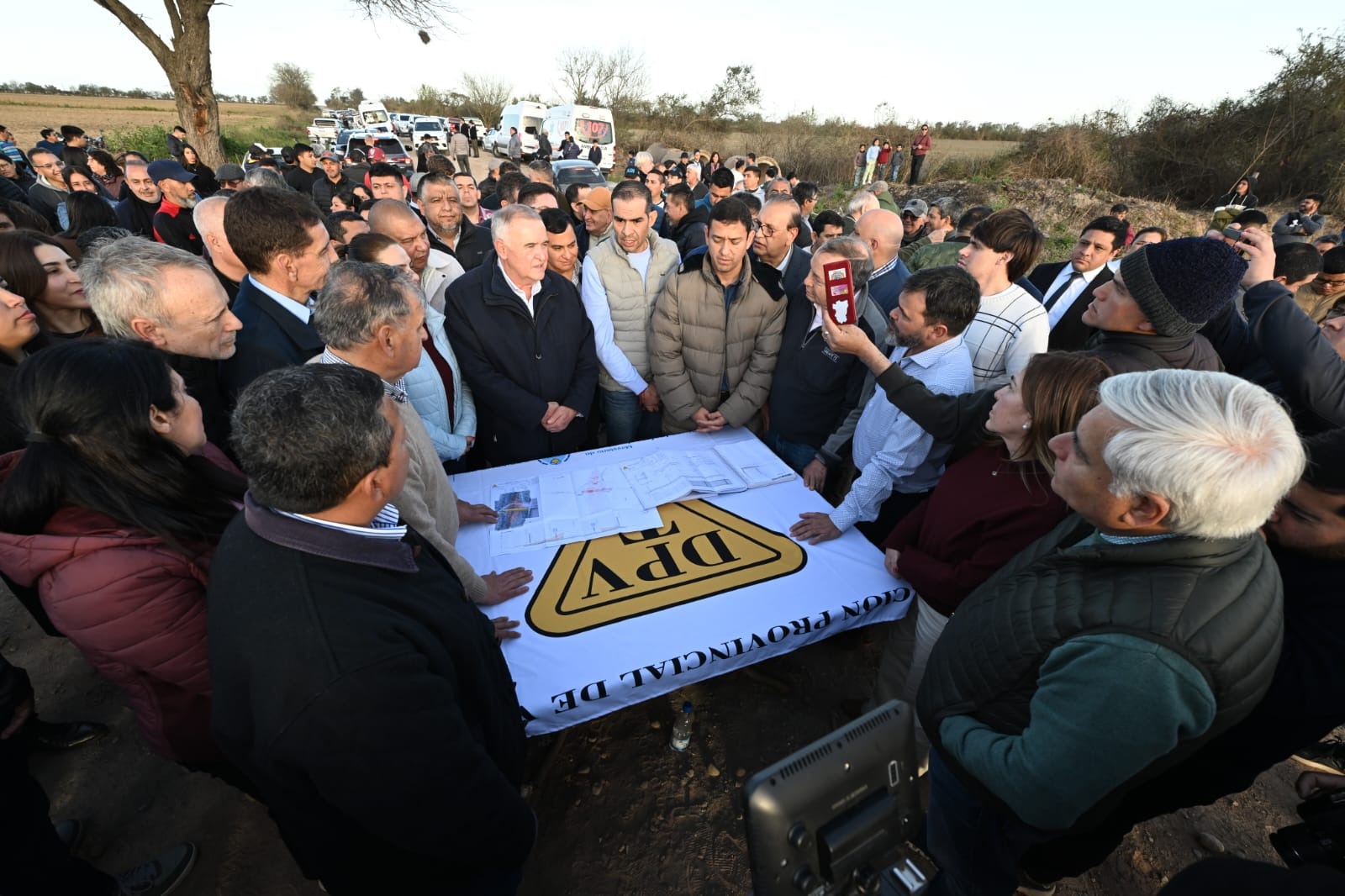 Jaldo recorrió obras en Estación Aráoz y entregó una retroexcavadora