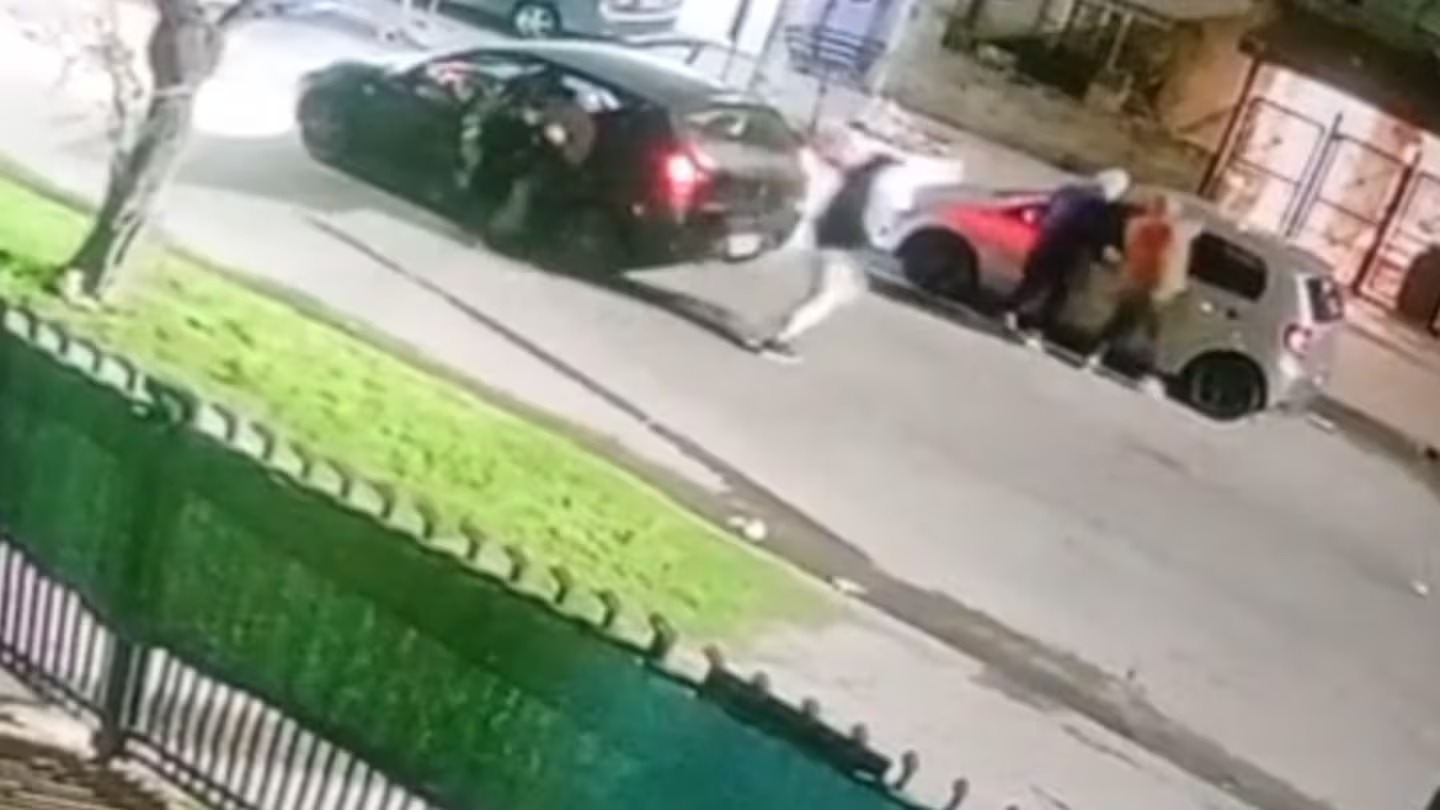 Tres delincuentes murieron baleados al intentar robarle el auto a una pareja de policías