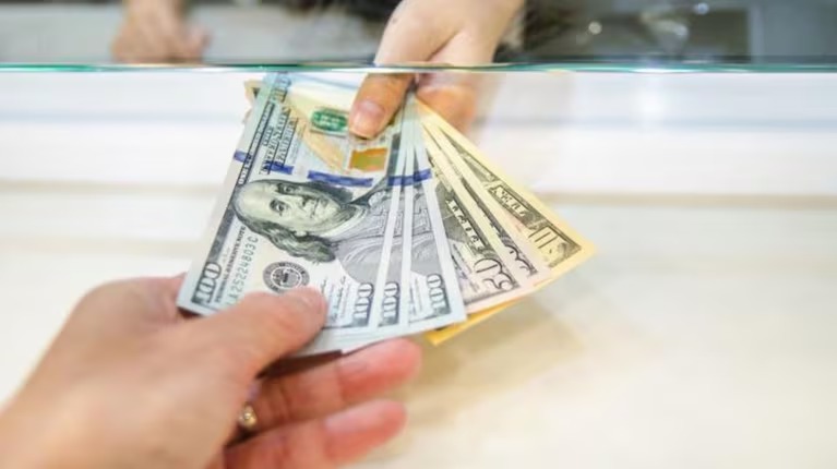 Los depósitos en dólares crecieron 10 veces más que en pesos: qué puede pasar con el crédito