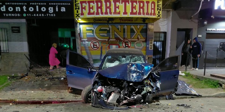 Una joven perdió el control de su auto, chocó contra una pared y murió