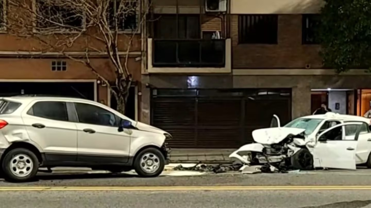 Impactante accidente: una camioneta iba en contramano, chocó de frente con un auto y hay tres heridos. Mirá