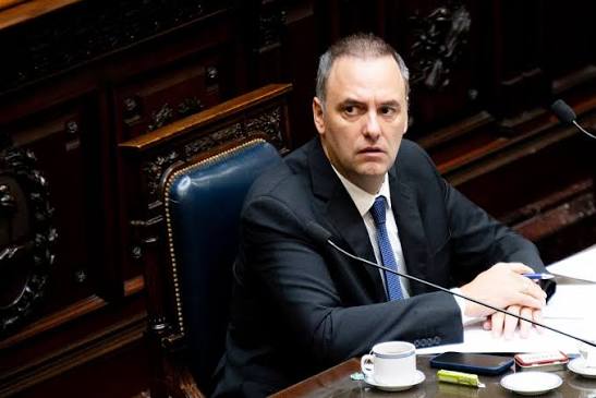 La Justicia le dio 15 días a Manuel Adorni para explicar su patrimonio: hay 20 preguntas sobre sus bienes y movimientos de dinero