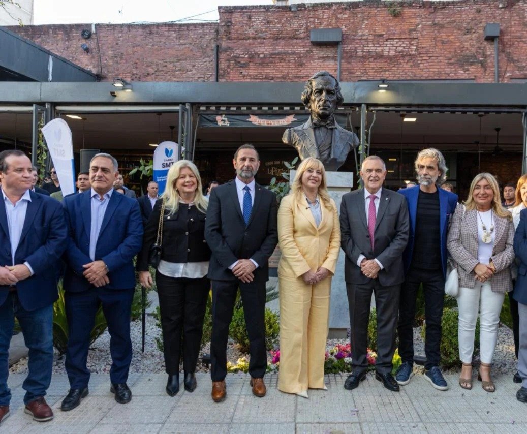 Juan Bautista Alberdi ya tiene su homenaje en una histórica esquina del microcentro de SM de Tucumán