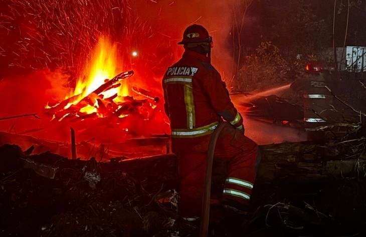 Tucumán: bomberos extinguieron un incendio que se produjo en un predio de Las Talitas
