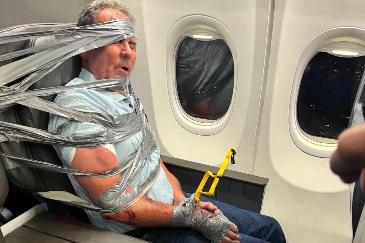 Peligro extremo en el aire: un pasajero borracho atacó a la tripulación de un vuelo y terminó atado con precintos y cinta adhesiva
