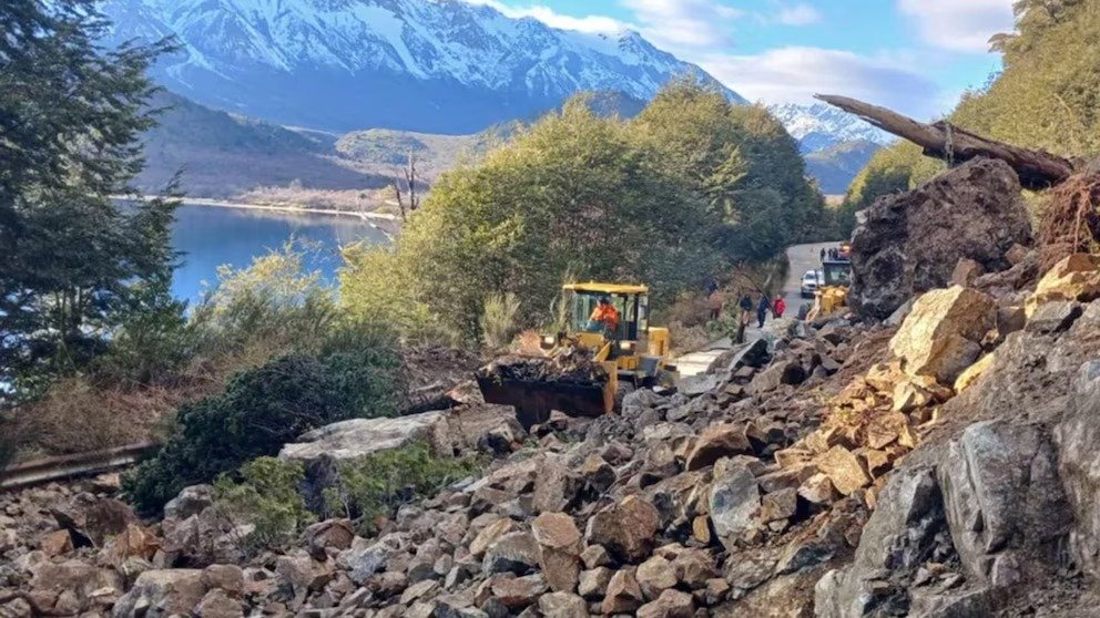 Impactante derrumbe provocó un corte en la Ruta 40 entre Bariloche y El Bolsón