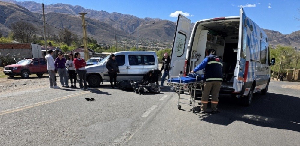 Una joven motociclista chocó con una camioneta y sufrió graves heridas camino a Tafí del Valle