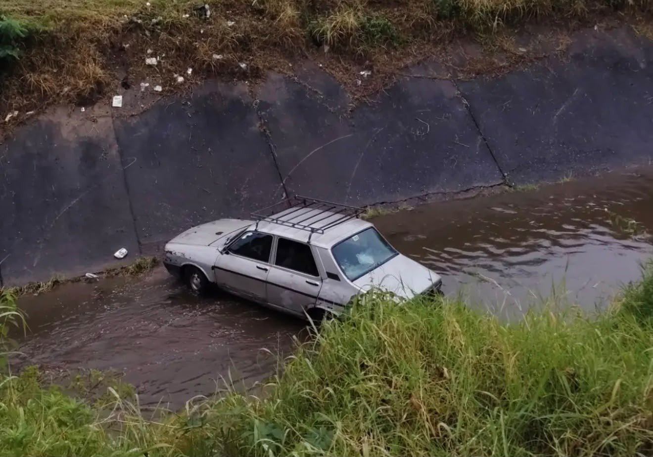 Tucumán: cuatro personas fueron rescatadas tras caer con su vehículo a un canal