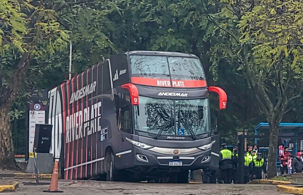 El colectivo que traslada al plantel de River quedó atascado a la salida del hotel y demoró la llegada al estadio